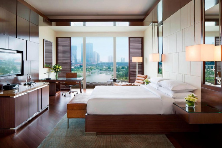 Các phòng trong khách sạn đều có kính cao từ trần đến sàn, khách có thể ngắm quang cảnh ấn tượng của hồ nước thơ mộng và loạt cao ốc hiện đại của Hà Nội. Ảnh: Booking