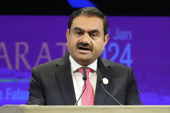 Công tố viên Mỹ cho biết, ông Adani và 7 người khác, trong đó có cháu trai Sagar Adani đã đồng ý chi 265 triệu USD để hối lộ các quan chức Chính phủ Ấn Độ, nhằm giành được những hợp đồng dự kiến tạo ra 2 tỷ USD lợi nhuận trong 20 năm, và phát triển dự án nhà máy năng lượng mặt trời lớn nhất Ấn Độ. Ảnh: NPR