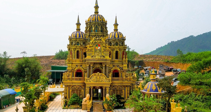 Nhìn từ bên ngoài, tòa nhà có màu vàng đồng, tím xanh chủ đạo. Ảnh: FB Lâu đài Thoan Bình