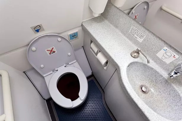 Tương tự, năm 2014, một chuyến bay của Virgin Australia từ Los Angeles đến Sydney cũng phải quay trở về điểm khởi hành là Mỹ sau 3 giờ cất cánh vì sự cố rò rỉ nước từ nhà vệ sinh. Ảnh: MyLondon