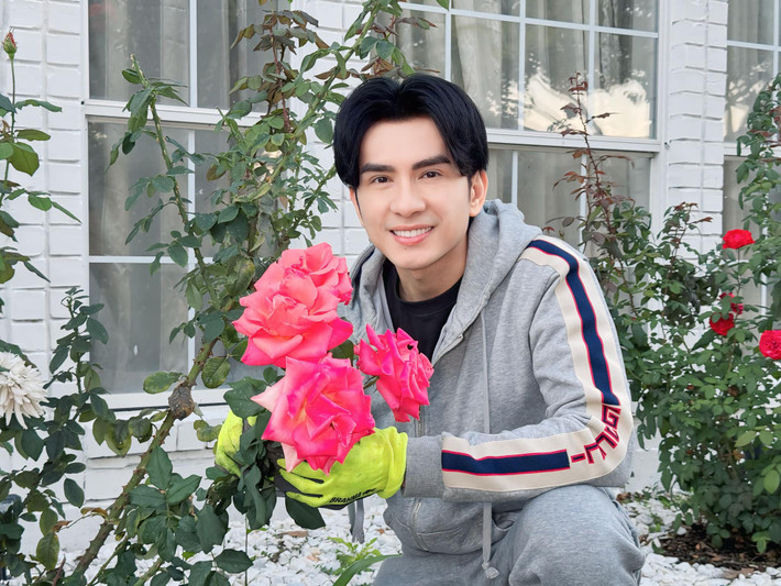 Mới đây trên trang cá nhân, ca sĩ Đan Trường khoe vườn hồng nở rộ trước cửa nhà khiến nhiều khán giả xuýt xoa. Ảnh: FB Dan Truong Pham