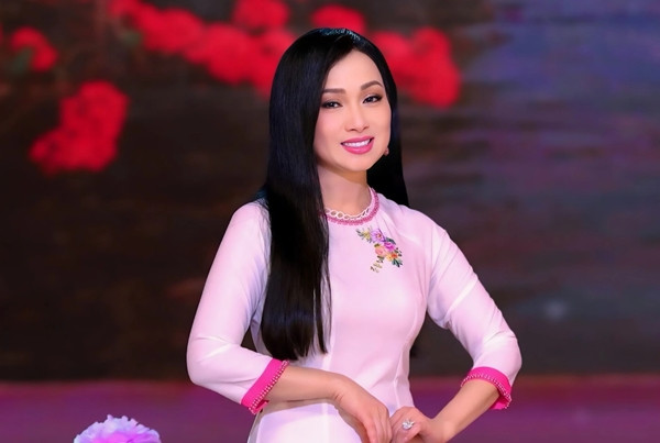 Hà Phương - em gái Cẩm Ly và chị của Minh Tuyết, là ca sĩ dòng nhạc dân ca trữ tình. Năm 2000, Hà Phương sang Mỹ định cư và kết hôn với tỷ phú Chính Chu. Ảnh: Baogiaothong