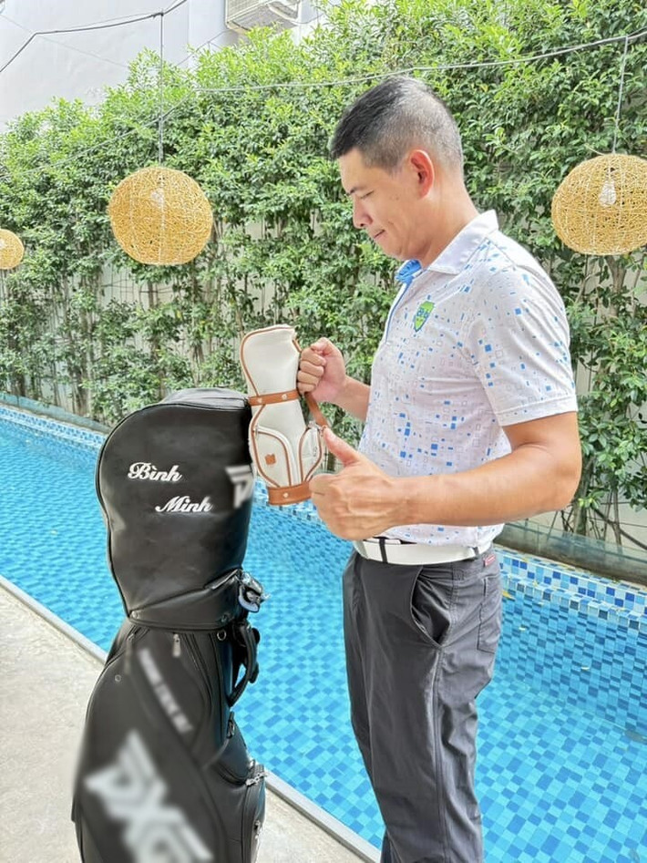 Bể bơi được lát gạch vuông nổi bật. Ảnh: FBNV