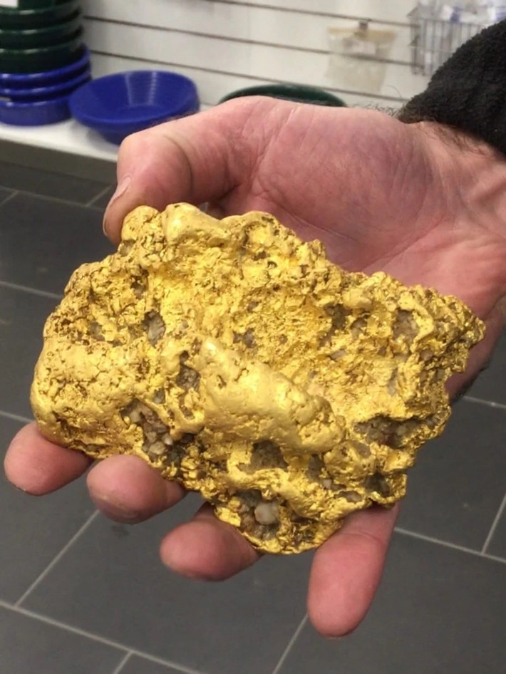 Mark Day, người chuyên cung cấp trang thiết bị cho dân đào vàng ở Gold Ballarat, cũng là thương nhân kinh doanh vàng, cho biết, đây là cục vàng lớn nhất mà ông biết trong nhiều thập kỷ qua. Ảnh: Herald Sun