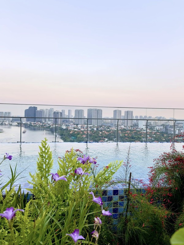 Đặc biệt, penthouse của diva Hồng Nhung có bể bơi vô cực và khu vườn rộng với đủ loài hoa, cây lá tạo nên khung cảnh thiên nhiên đẹp mắt. Ảnh: FBNV