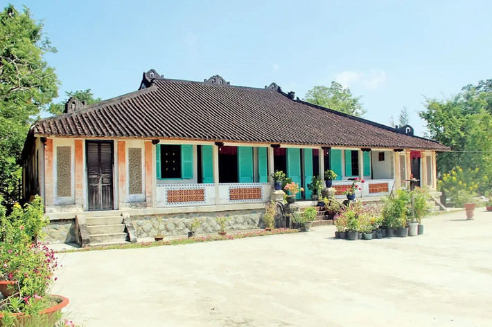 Ngôi nhà có tổng diện tích 882m2 và không gian vườn rộng 4.044m2, tạo nên tổng quan rộng rãi, thoáng mát. Ảnh: Traveloka