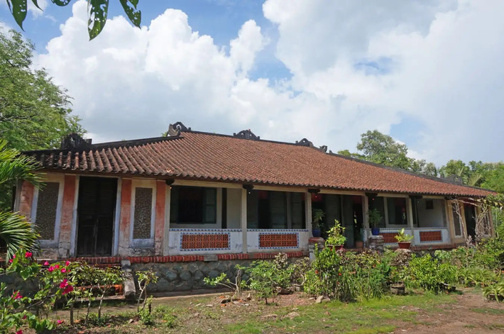 Tọa lạc tại xã Long Hựu Đông (huyện Cần Đước, tỉnh Long An), nhà trăm cột là một trong những địa chỉ thu hút đông đảo khách tham quan. Ảnh: Traveloka