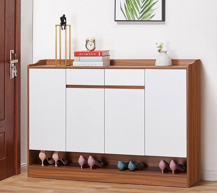 Tủ giày lửng cao khoảng hơn 1 mét được nhiều gia đình lựa chọn. Tuy nhiên, loại tủ này chiếm nhiều diện tích nhưng lại ít chức năng đựng đồ. Ảnh: Internet