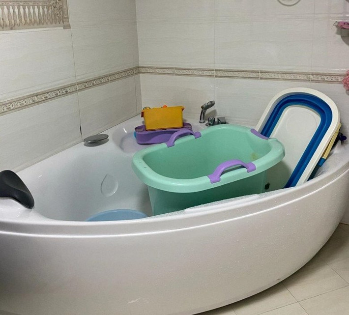 Không gian phòng tắm thường có hạn nên lắp đặt bồn tắm lớn thực sự mất nhiều không gian. Không ít gia đình dùng bồn tắm để lưu trữ đồ đạc. Ảnh: Internet