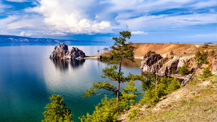 Hồ Baikal, Nga, được xem là hồ nước ngọt sâu nhất và cổ xưa nhất trên trái đất, hình thành khoảng 20 - 25 triệu năm trước từ vết nứt trong lục địa. Nơi sâu nhất của hồ lên đến 1,6 km. Hồ Baikal chứa khoảng 20% lượng nước ngọt trên thế giới, do có hơn 300 dòng sông và con suối đổ vào hồ.