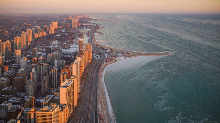 Hồ Michigan trải rộng nước của nó qua bốn tiểu bang của Hoa Kỳ, đó là Illinois, Wisconsin, Michigan và Indiana có chiều dài 494 km, rộng 190 km, bao phủ diện tích khoảng 58.000 km². Hồ này đã trở thành một trung tâm giao thông chính vì nó có Cảng Chicago lớn nhất, trải dài hơn 2.300 km đường bờ biển.