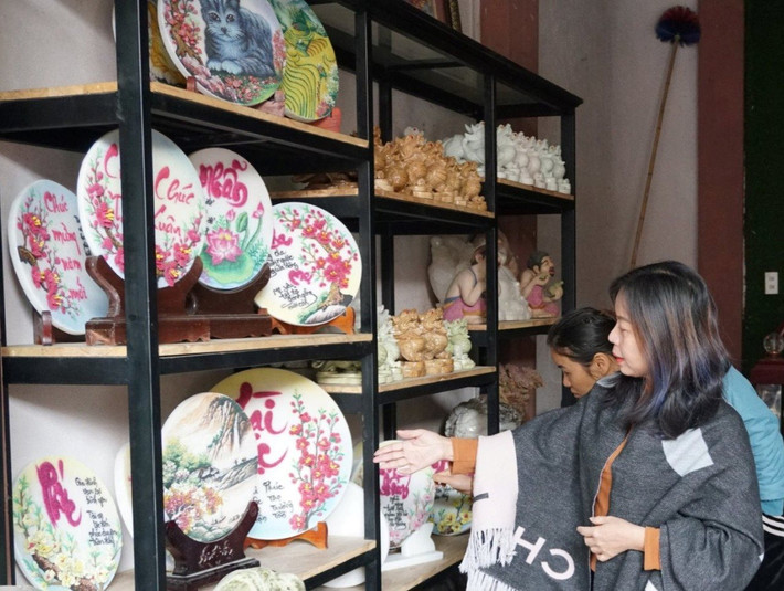 Tranh đá quý Lục Yên hiện đã có chỗ đứng nhất định trên thị trường, đặc biệt, bắt đầu từ Tết Nguyên đán 2024, sản phẩm tranh đá quý Lục Yên đã được cấp tem truy xuất nguồn gốc.