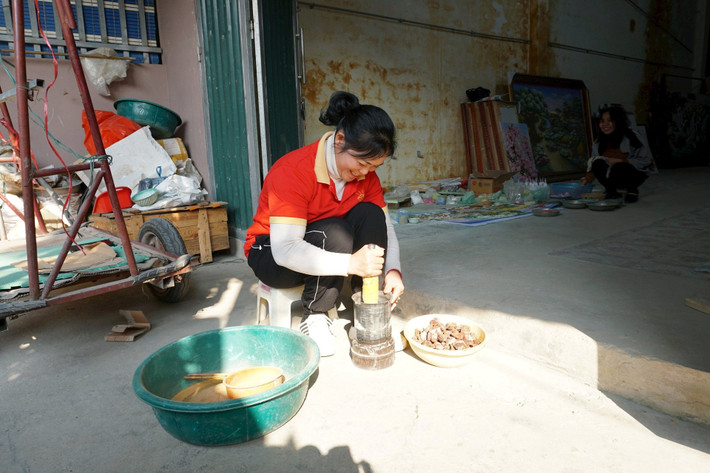 Tiếp đến là giã nhỏ những viên đá quý bằng tay, như vậy mới đảm bảo được kích thước theo yêu cầu của từng bức tranh.