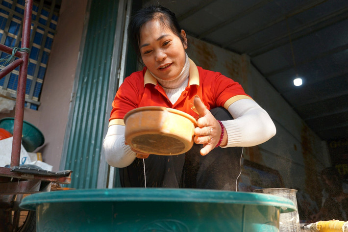 Đối với những bức tranh cần phủ bột mịn, các người thợ cần phải dùng sàng để rây lấy những hạt mịn.