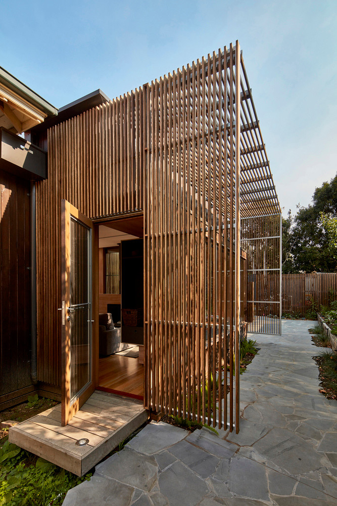 Nằm ở khu vực ngoại ô Camberwell (Australia) có thời tiết khắc nghiệt, ngôi biệt thự tập trung vào sự tương tác của ngôi nhà với khu vườn và không gian ngoài trời.