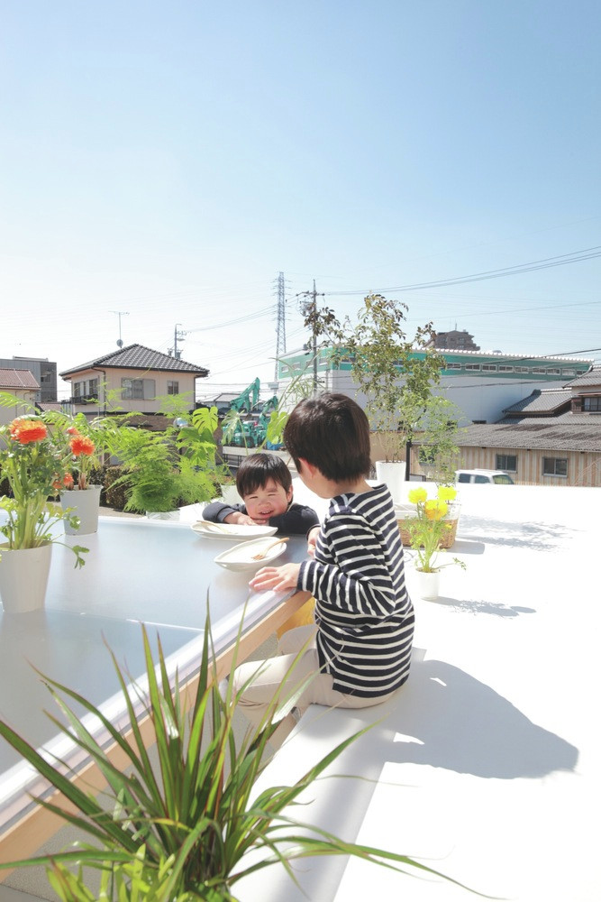Sân thượng bố trí thành không gian thư giãn của gia đình. Nguồn ảnh: Archdaily.