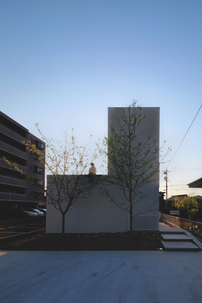 Tọa lạc tại Thủ đô Toyota (Nhật Bản), ngôi nhà chữ L House in Yamanote được xây dựng trên khu đất bị che phủ bởi bóng râm từ tòa nhà tập thể 6 tầng.
