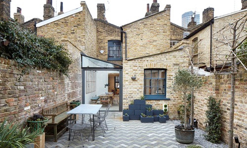 Nằm giữa khu phố đông đúc tại thủ đô London (Anh), Lambeth Marsh House được cải tạo từ ngôi nhà cổ bỏ hoang hơn 10 năm.