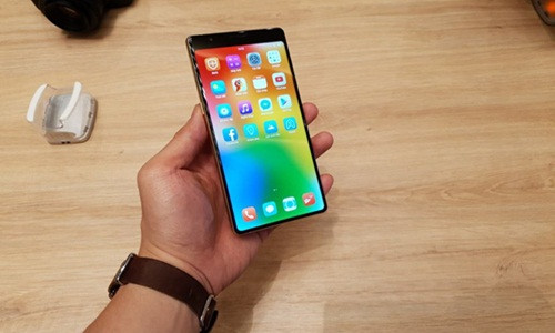 Bphone 3 sẽ lên kệ từ ngày 19/10, và cho khách đặt trước từ hôm nay. Ảnh: Vnreview.