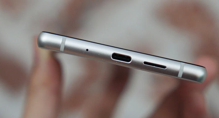 Máy dùng cổng USB-C, hỗ trợ sạc nhanh với cục sạc 5V - 2A. Máy loại bỏ giắc cắm tai nghe 3,5 mm. Ảnh: Zing.