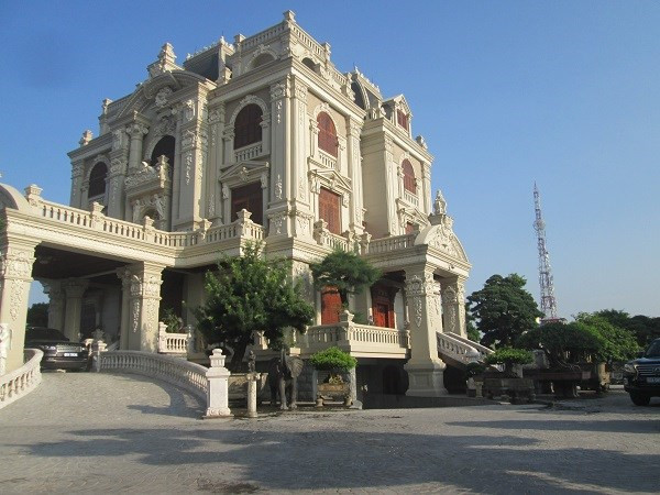 Riêng chi phí xây thô tòa lâu đài đã ngốn của gia chủ khoảng 20 tỷ đồng. Phần gỗ trang trí là loại gỗ đỏ quý hiếm cũng tốn khoảng 50 tỷ đồng. Ảnh: Motthegioi.