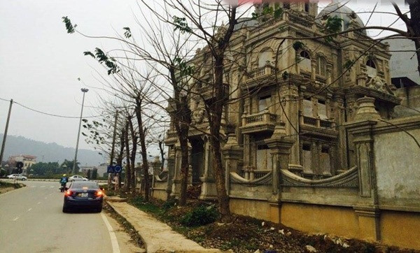 Nằm ở vị trí ngã sáu đại lộ Trần Hưng Đạo, TP. Lào Cai, ngôi biệt thự kiến trúc Pháp thu hút sự chú ý của nhiều du khách bởi sự hào nhoáng, sang trọng. Ảnh: Giadinhvietnam.