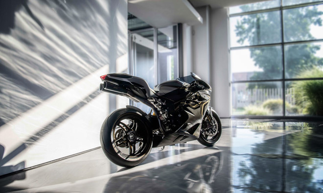 Nhờ doanh nhân Claudio Castiglioni , Ducati và MV Agusta đã tạo ra hai siêu phẩm có tầm ảnh hưởng đến tận ngày nay là chiếc 916 và F4. Cả hai mẫu superbike biểu tượng này đều nhận được giải thưởng ''The Art of the Motorcycle".