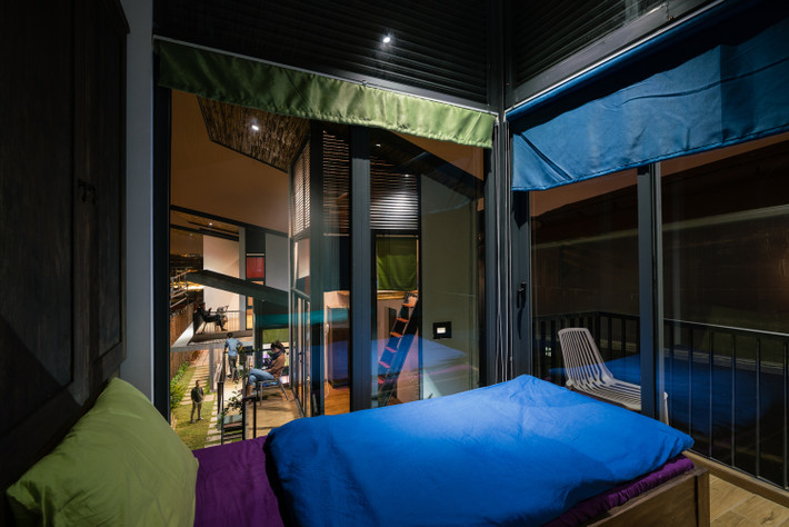 Phòng ngủ được nâng cao lên. Từ mỗi cabin ngủ đều có những góc nhìn thú vị ra khung cảnh thiên nhiên.