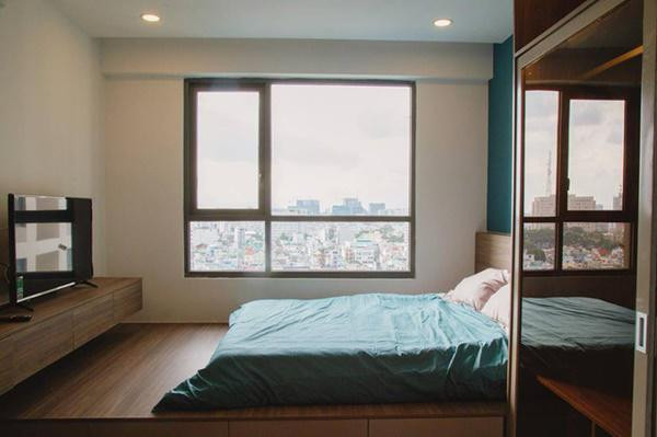 Căn hộ có 2 phòng ngủ, một phòng bếp và một phòng khách với lối thiết kế hiện đại nhưng vẫn toát lên nét mộc mạc và ấm áp.