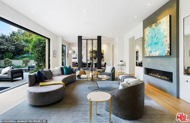 Thông tin Kylie Jenner có bầu với Travis Scott rộ lên từ tháng 9 năm ngoái sau khi 2 người hẹn hò được 1 thời gian ngắn.