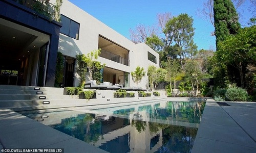 Theo thông tin có được, em gái Kim Kardashian – Kylie Jenner và bạn trai Travis Scott đã cùng nhau góp tiền mua căn biệt thự ở Beverly Hills với giá 13,45 triệu USD (hơn 313 tỷ đồng).