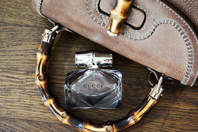 Những chiếc túi Gucci được trang trí bằng tre trúc có giá hơn 40 triệu đồng. Nguồn ảnh: Fashionfoiegras.