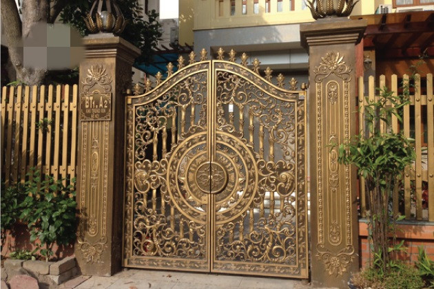 Cổng sắt mang họa tiết uốn lượn phù hợp với những ngôi nhà theo phong cách cổ điển. Ảnh: Santino.