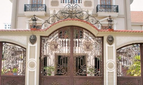 Mẫu cổng sắt 2 cánh cho cổng chính và 2 cửa phụ tiện lợi. Ảnh: Camnanglamnha.
