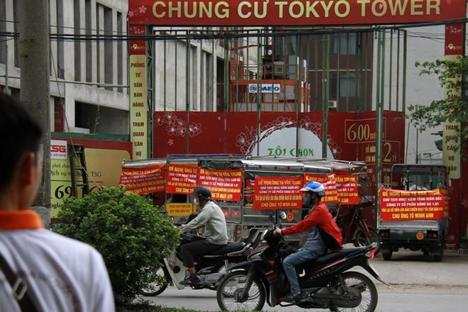 Bức xúc, nhiều khách hàng đã căng băng rôn trước dự án Tokyo Tower để phản đối chủ đầu tư. Ảnh: Doanhnhan.