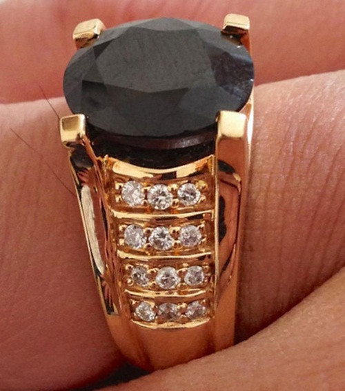 Nữ đại gia từng hào phóng tặng người yêu chiếc nhẫn kim cương đen trị giá vài nghìn USD cùng nhiều món quà giá trị khác. Ảnh: Giadinhxahoi.