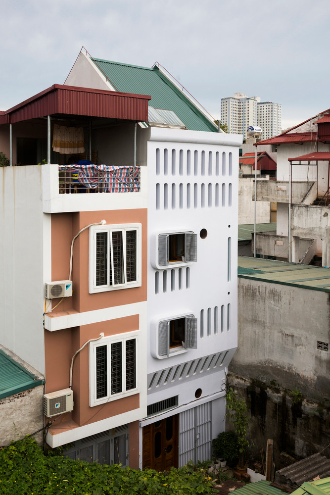 Nằm trên một con phố đông đúc ở Hà Nội, ngôi nhà ống Moon House xuất hiện ấn tượng trên Tạp chí Archdaily bởi thiết kế phá cách, hiện đại.