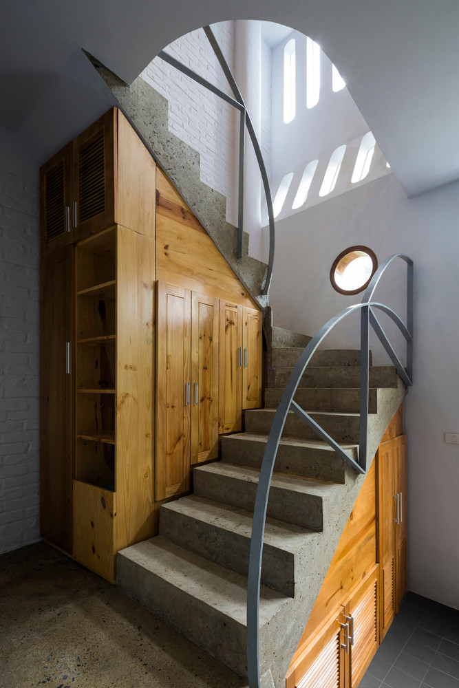 Cầu thang chính và hành lang đặt ở phía sau làm cho không gian rộng hơn. Nguồn ảnh: Archdaily.