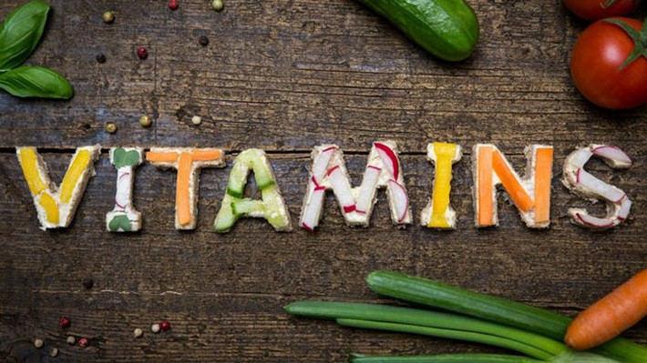 Nguồn cung cấp vitamin A, C: Vitamin A với các hợp chất beta-carotene có trong quả khế rất có lợi để duy trì đôi mắt khỏe mạnh, do đó cải thiện khả năng của tầm nhìn và tăng cảm giác ngon miệng ở phụ nữ mang thai.Vitamin A với tính chất chống oxy hóa có lợi để tăng cường hệ thống miễn dịch của cơ thể và sự trao đổi chất của phụ nữ. Vitamin C trong khế có thể đẩy độc tố ngoài da và giúp tổng hợp collagen, đây là một thành phần quan trọng để hồi phục và hình thành xương, động mạch và mạch máu. Điều này là rất quan trọng để làm dịu những thiệt hại ở cấp độ tế bào và mô.