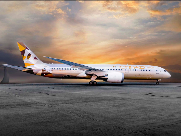 Hãng hàng không quốc gia của Abu Dhabi - Etihad Airways khai thác đường bay từ United Arab Emirates đến Los Angeles (8.375 dặm) 4 chuyến/tuần với thời gian 16 giờ 30 phút. Nguồn ảnh: Business Insider.