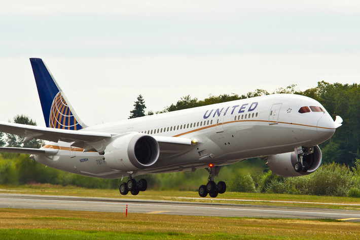 Hãng hàng không United Airlines của Mỹ bắt đầu khai thác đường bay Los Angeles (Mỹ) - Singapore với chiều 8.759 dặm vào tháng 10/2017. Thời gian bay ngắn nhất cho chuyến bay là 17 giờ.