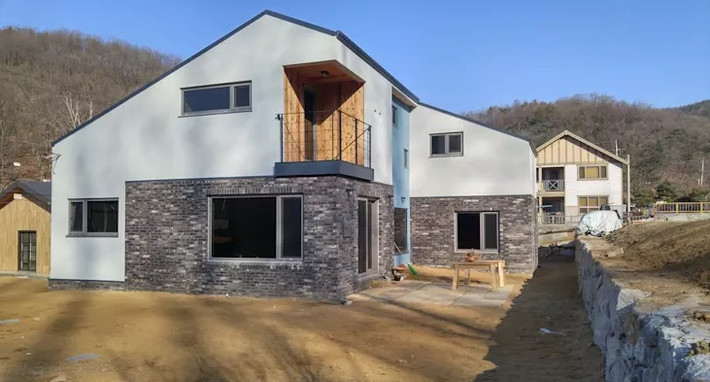 Ngôi nhà 2 tầng cho cảm nhận vẻ đẹp của đá tự nhiên, với màu sắc đa dạng. Ảnh: Homify.