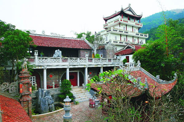 Nằm trên địa phận dốc Dây Diều (xã Hiền Ninh, huyện Sóc Sơn, Hà Nội), Việt phủ Thành Chương được xây dựng từ năm 2001 và hoàn thành sau đó 3 năm, vào năm 2004. Ảnh: Vntrip.
