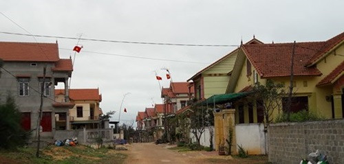 Trên con đường về xã Nhân Trạch, hai bên là những biệt thự mới hiện đại, san sát. Ảnh: Infonet.