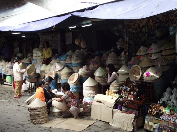 Nón bài thơ nổi tiếng như một mặt hàng không thể thiếu ở đây. Ảnh: Dulichhue.