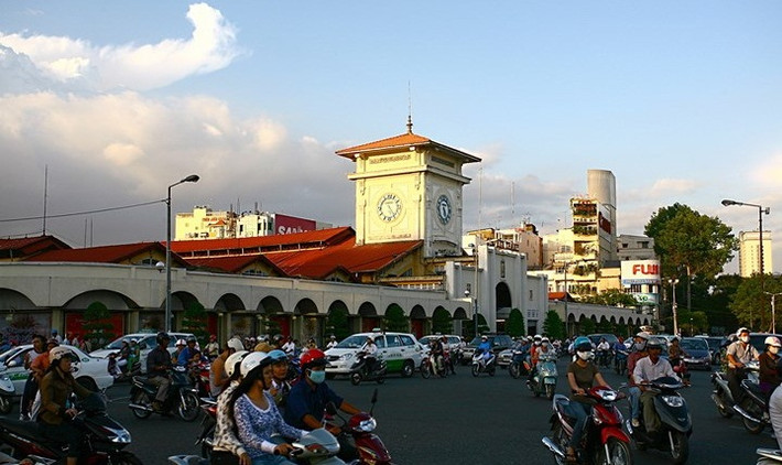 Khởi công xây dựng từ năm 1912, hơn một trăm năm qua, chợ Bến Thành là biểu tượng kinh tế năng động của TP HCM. Ảnh: VOV.