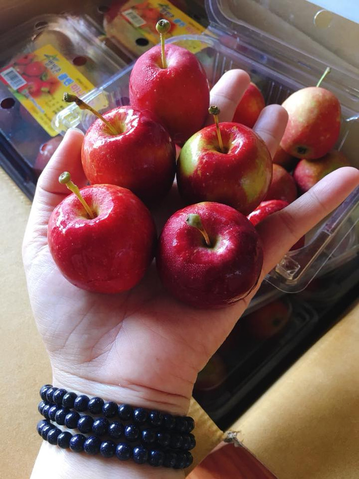 Cuống táo dài như quả cherry nên còn được gọi là táo cherry. Ảnh: FB Duyên Việt.