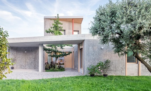 Nằm trong khu đô thị Fagnano Olona (Italia), căn biệt thự được xây cho một gia đình trẻ gồm 2 vợ chồng trẻ và con cái.