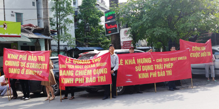 Thông tin trên nhiều báo cho biết, sáng 26/10, hàng trăm cư dân của chung cư StarCity đã căng băng rôn phản đối những vi phạm nghiêm trọng của chủ đầu tư tại trụ sở Công ty CP Tập đoàn Đại Dương (Ocean Group), 19 đường Nguyễn Trãi, quận Thanh Xuân. Ảnh: Kinh tế &amp; Đô thị.