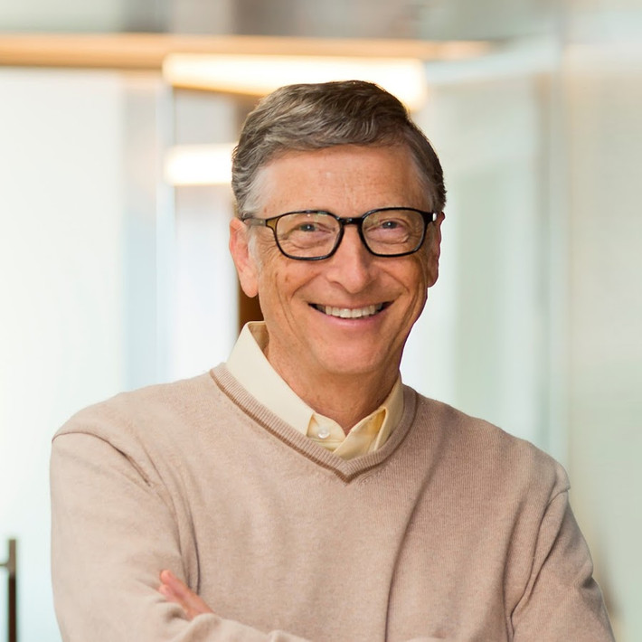 Với 97 tỷ USD, tỷ phú Bill Gates đứng vị trí thứ 2 sau Jeff Bezos. Ông đã bán, tặng phần lớn cổ phiếu Microsoft, chỉ giữ lại khoảng 1% cổ phần và đầu tư vào nhiều loại tài sản khác.